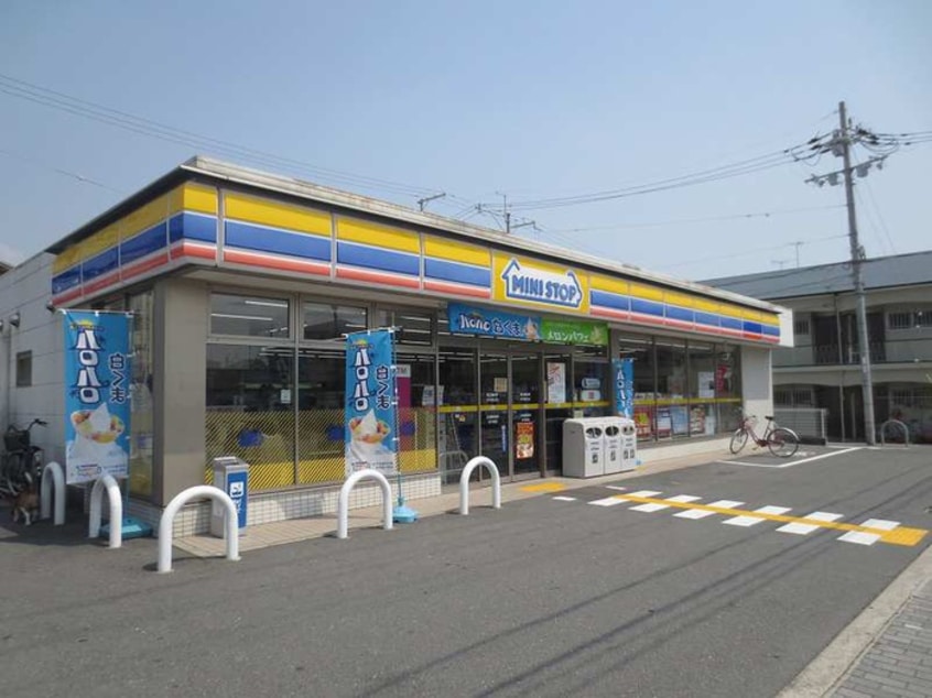 ミニストップ(コンビニ)まで750m ホワイトハイツ春日
