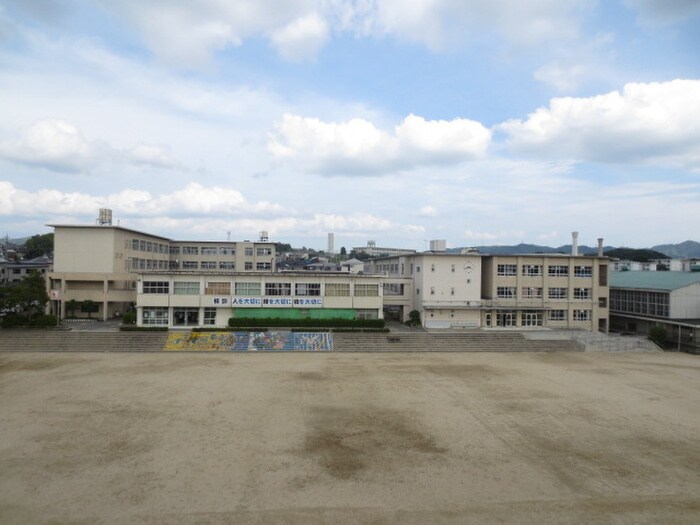 寝屋川市立第6中学校(中学校/中等教育学校)まで132m 成田ハイツ