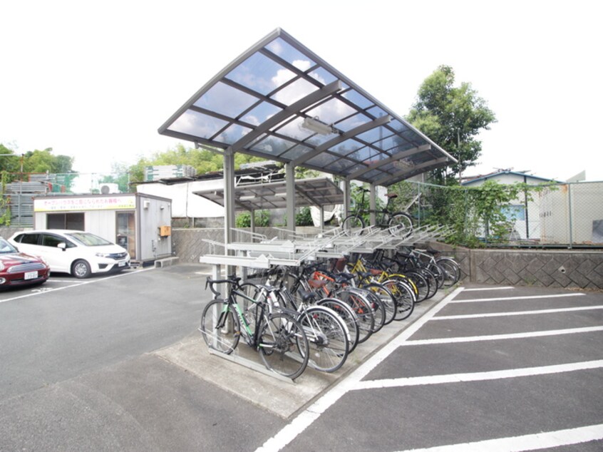 駐輪場 シャルレ13番館