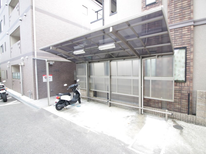 バイク置き場 シャルレ13番館