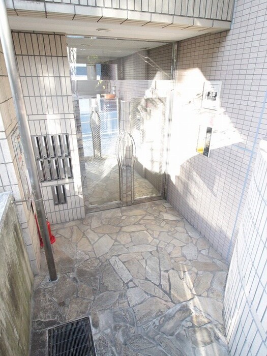 エントランス部分 カリ－ノカサメント東中振