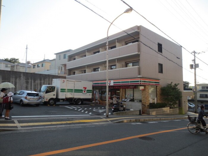 セブンイレブン(コンビニ)まで10m カリ－ノカサメント東中振