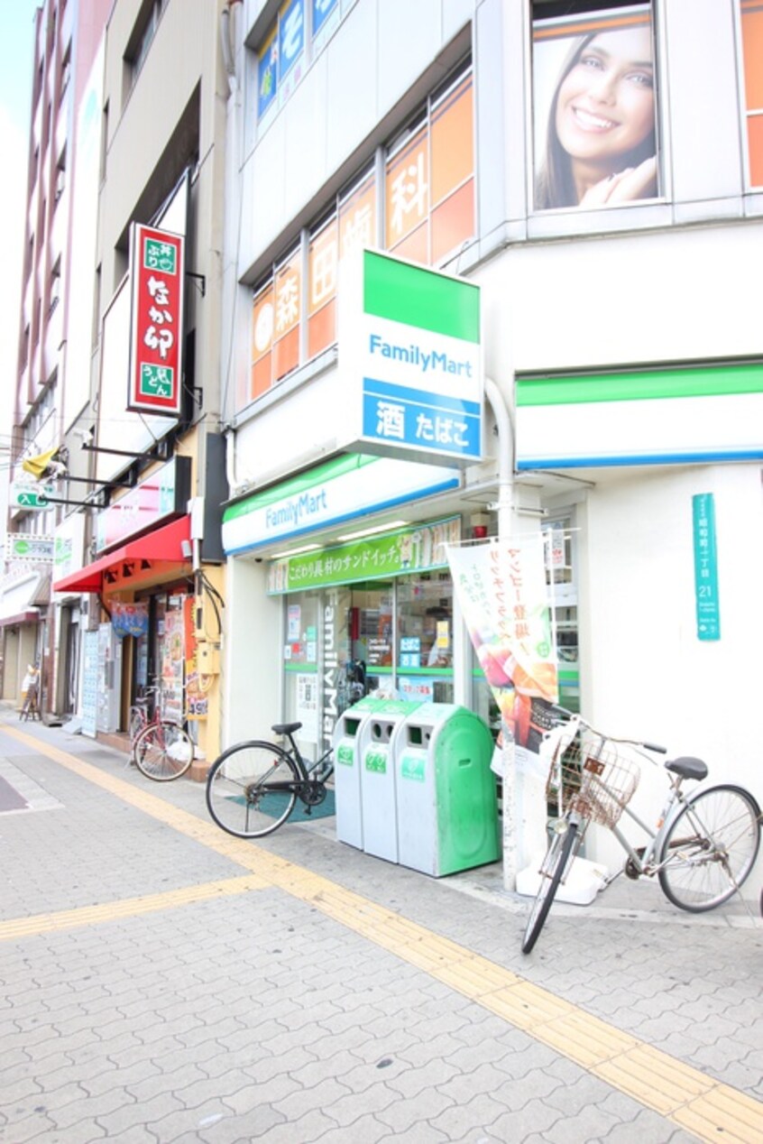 ファミリーマート(コンビニ)まで600m ブリリアントコートパーリオ