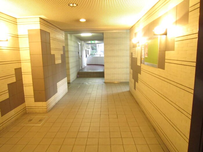 エントランス部分 ロイヤル現代