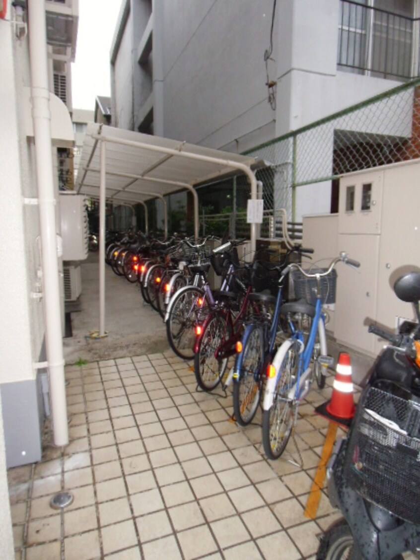 駐輪場 ルネ市岡