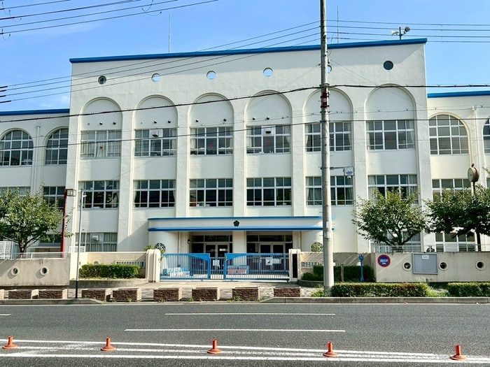本山第二小学校(小学校)まで260m ベルトゥリ－オカモト