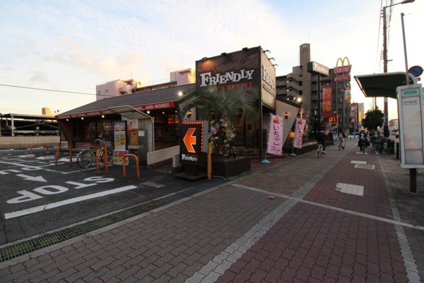 FRIENDLY 生野北巽店(その他飲食（ファミレスなど）)まで145m 日栄ビル３号館