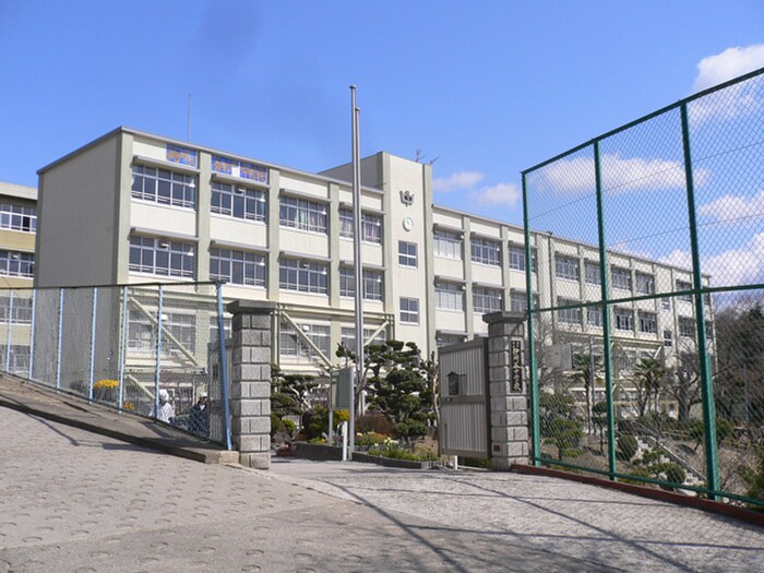 伊川谷中学校(中学校/中等教育学校)まで350m SUN ROYAL