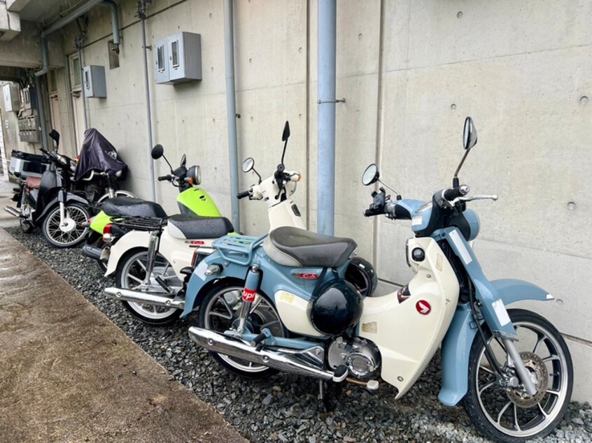 バイク置き場 きんこん館