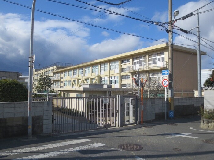 東大阪市立縄手中学校(中学校/中等教育学校)まで671m 山本マンション