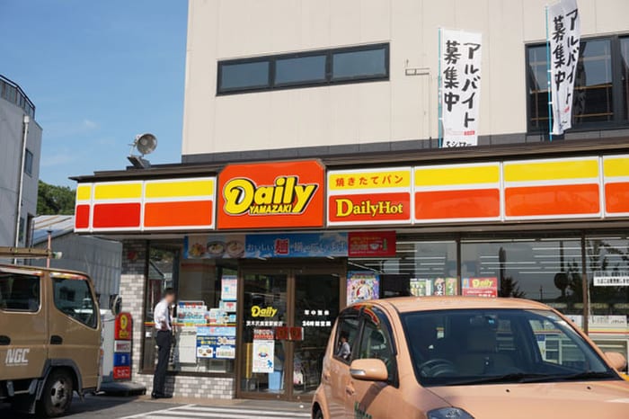 デイリーヤマザキ(コンビニ)まで360m アム－ルハイツ