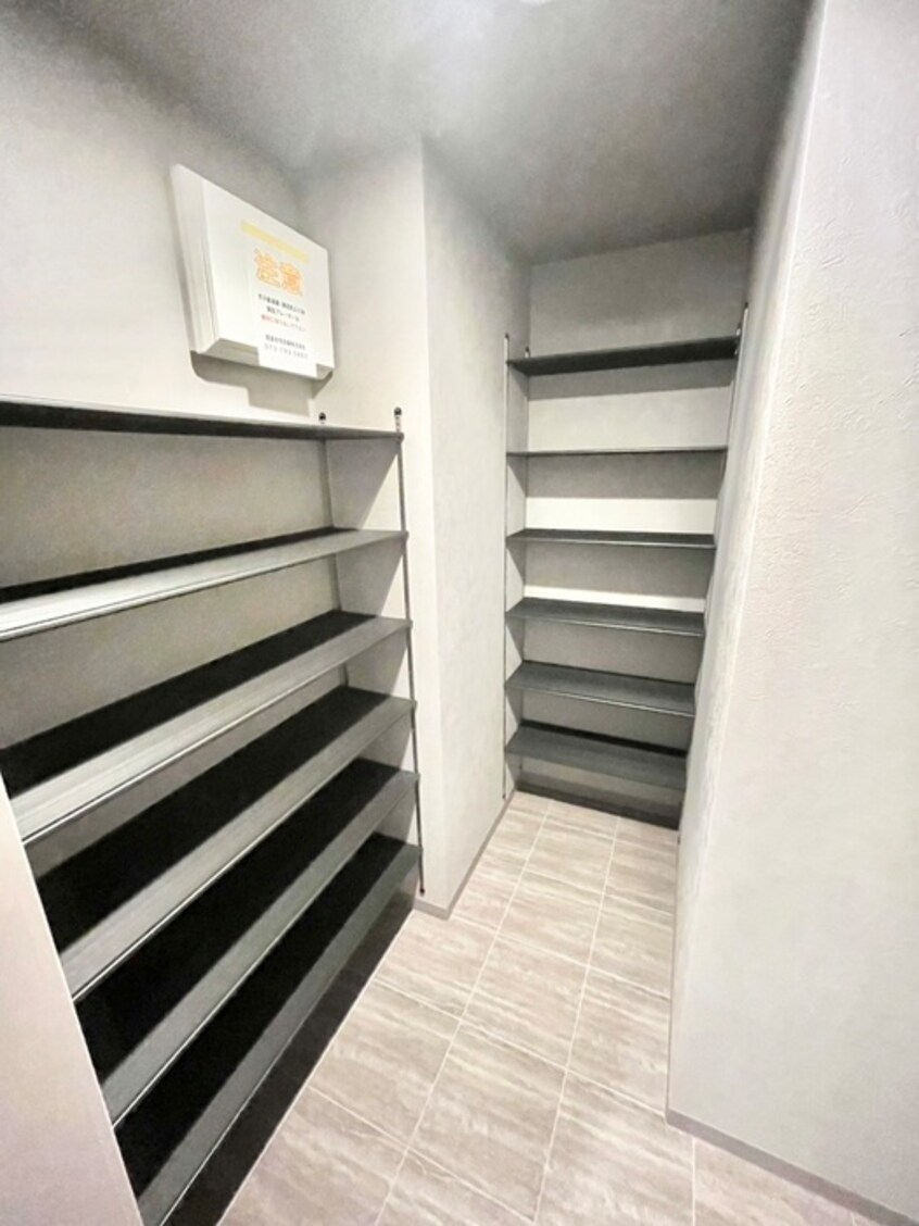 靴箱 Refisia箕面船場