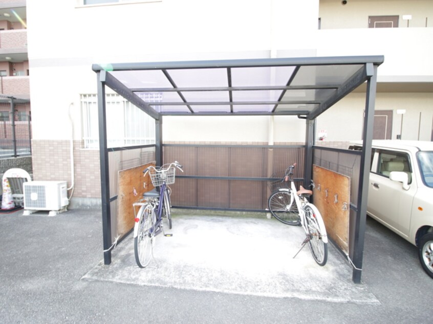 駐輪場 ウエスト・リヴァ－