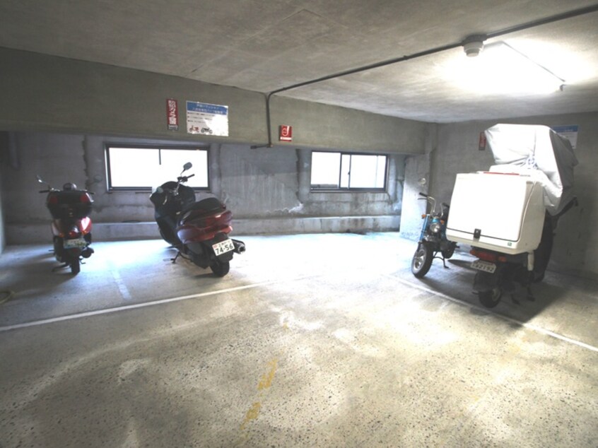 バイク置き場 芦屋川マンション