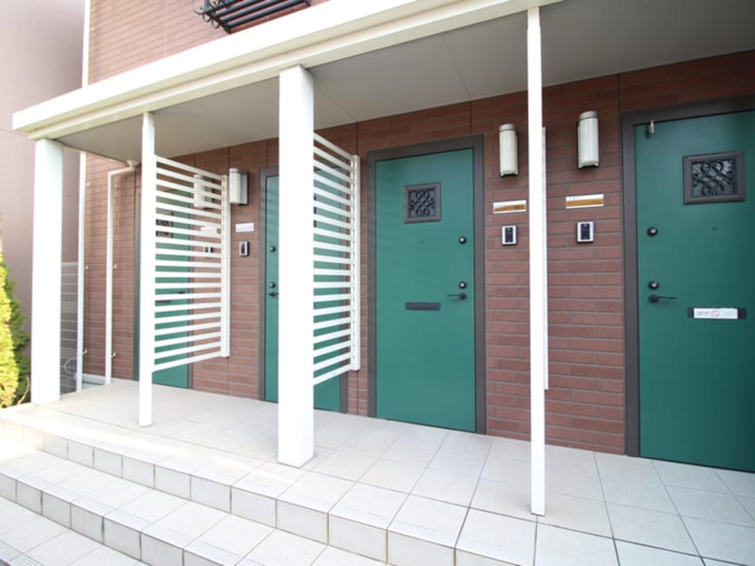 エントランス部分 プラム・フラッツ