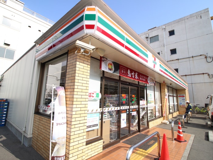 セブンイレブン(コンビニ)まで303m プラム・フラッツ