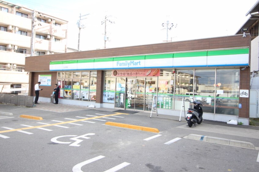 ファミリーマート(コンビニ)まで350m グリ－ンピア中川Ⅱ号館