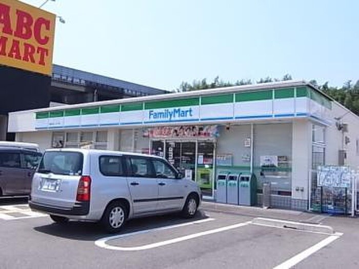 ファミリーマート 柳屋名谷インター店(コンビニ)まで500m 向陽３丁目戸建