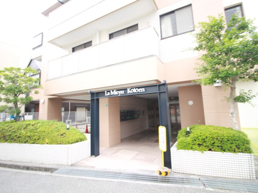 エントランス部分 ラ・ミ－ユ甲東園