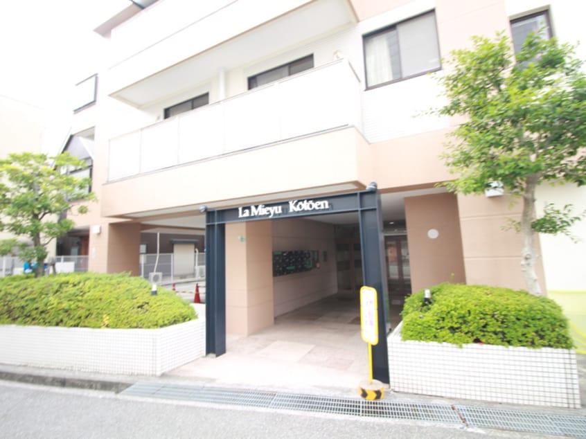 エントランス部分 ラ・ミ－ユ甲東園