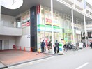 ファミリーマート甲東園駅前店(コンビニ)まで90m ラ・ミ－ユ甲東園
