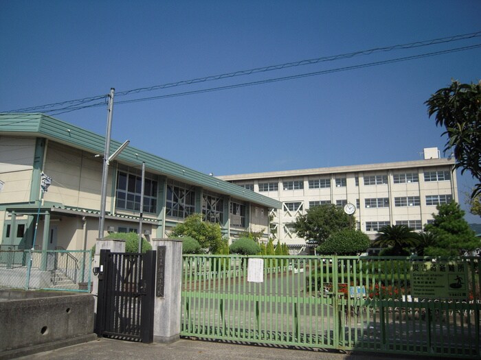 堀溝小学校(小学校)まで930m ヴェルドミ－ル堀溝