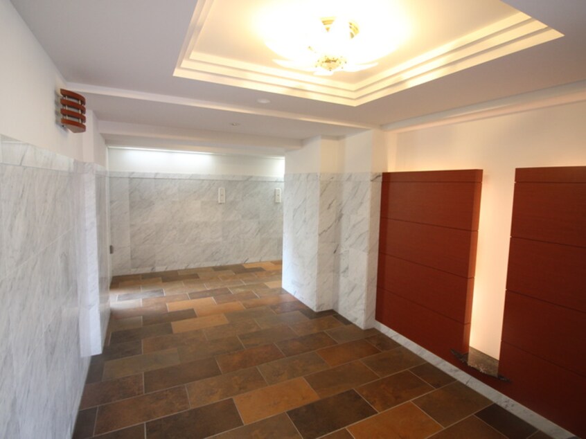 エントランス部分 エレメンタリ－プレイス