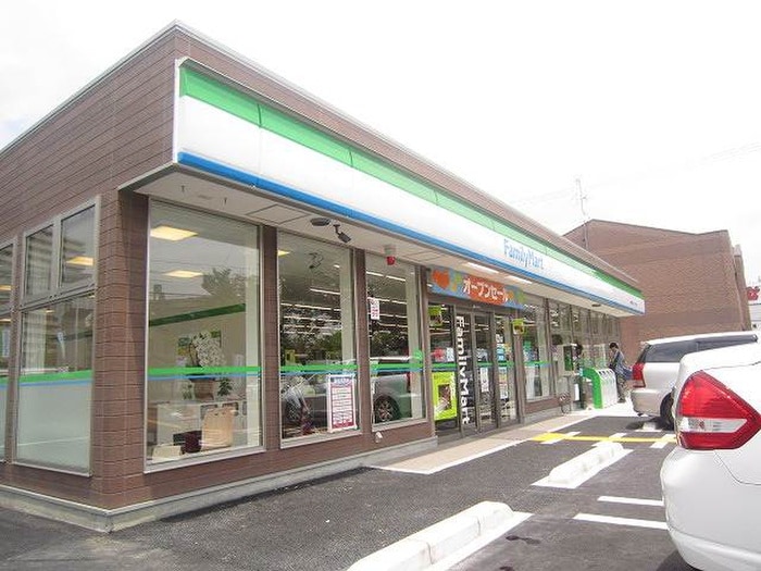 ファミリーマート(コンビニ)まで30m アベニュ－グリ－ンリ－フ