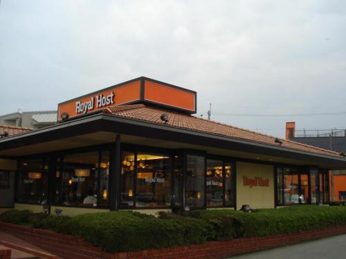 ロイヤルホスト 菱江店(その他飲食（ファミレスなど）)まで21m クリエオーレ稲葉