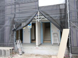 建築中
