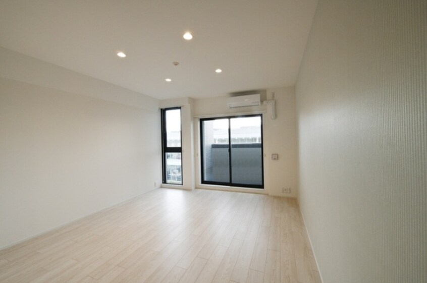 居室 MAIN STAGE The Base Front