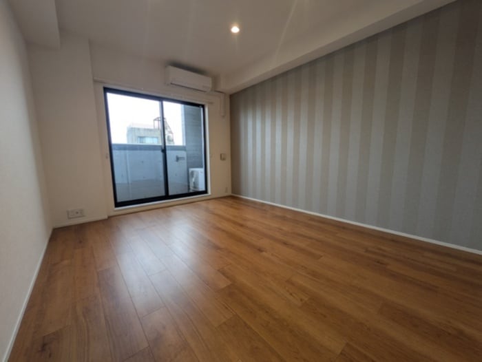 居室 MAIN STAGE The Base Front