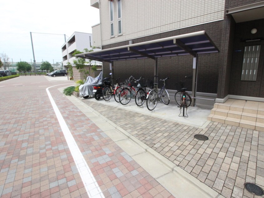 駐輪場 メゾンジュネス