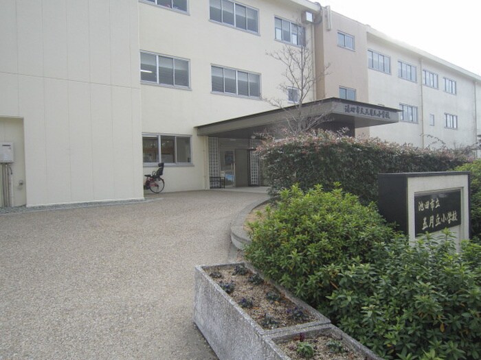 五月丘小学校(小学校)まで350m アルビス五月ヶ丘１０２号棟