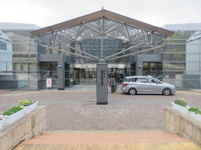 五月山体育館(公園)まで700m アルビス五月ヶ丘１０２号棟