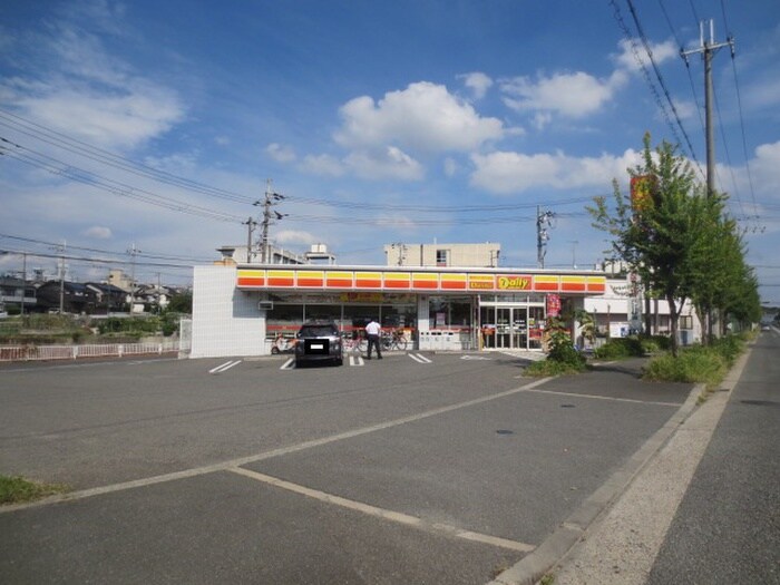 デイリーヤマザキ枚方長尾北町店(コンビニ)まで161m エクレールやぐら