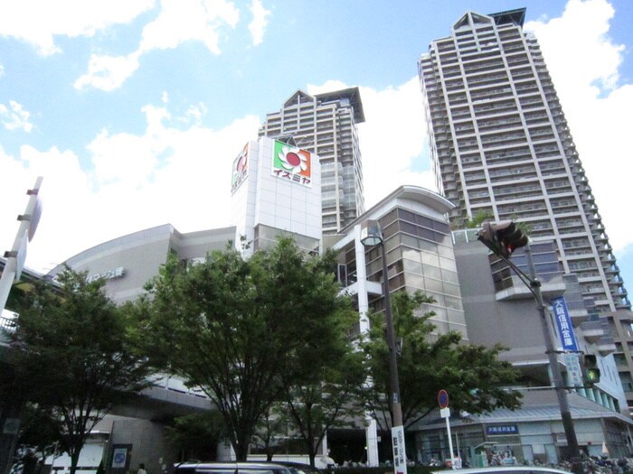 イズミヤ(スーパー)まで600m Laplace（ラプラス）