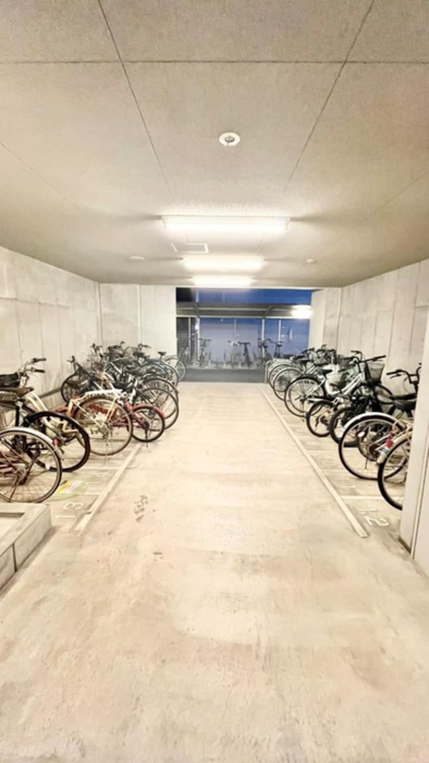 駐輪場 BLAU本町東