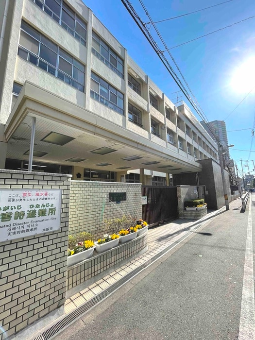 高津小学校(小学校)まで120m ルミエール高津