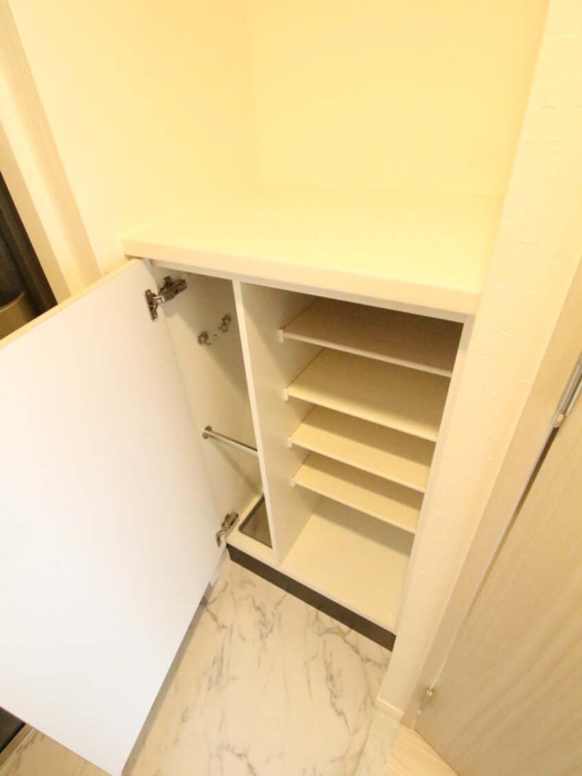 靴箱 ﾌｧｰｽﾄﾌｨｵｰﾚ三宮ｲｰｽﾄⅡ(102)