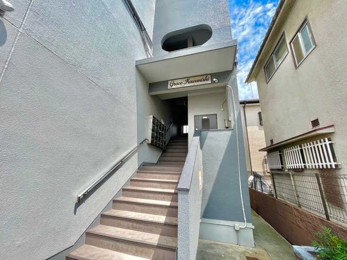 エントランス部分 グレイス川西南館