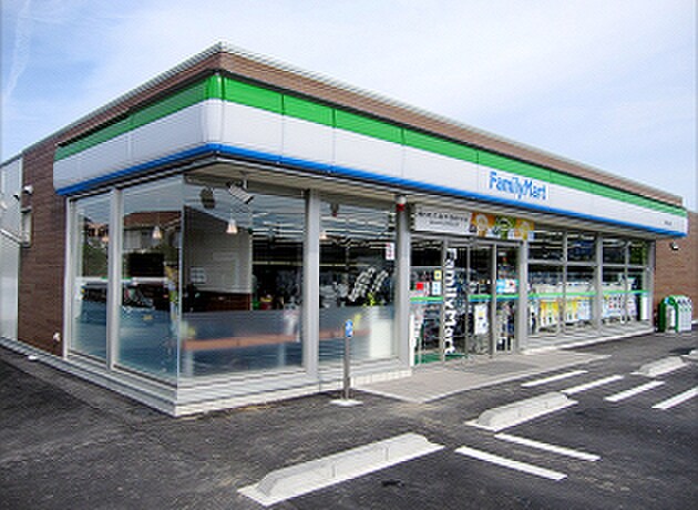ファミリーマート(コンビニ)まで730m グレイス川西南館