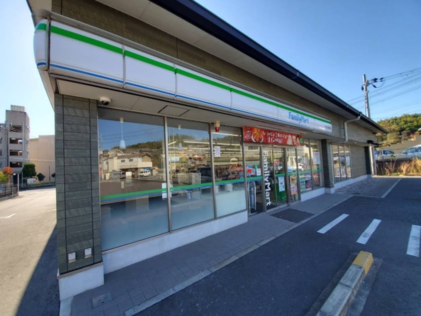 ファミリーマート(コンビニ)まで500m SOUTH　SQUARE-Ⅰ