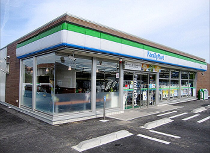 ファミリーマート(コンビニ)まで730m グレイス川西北館