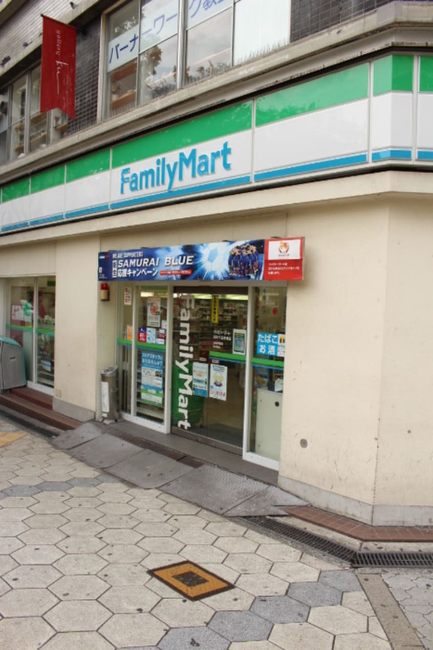 ファミリーマート(コンビニ)まで350m パラッツオディ上本町