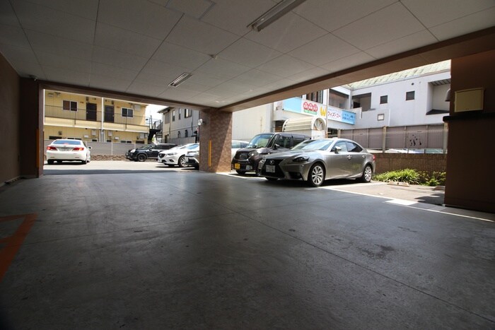 駐車場 ラグ－ザ氏本