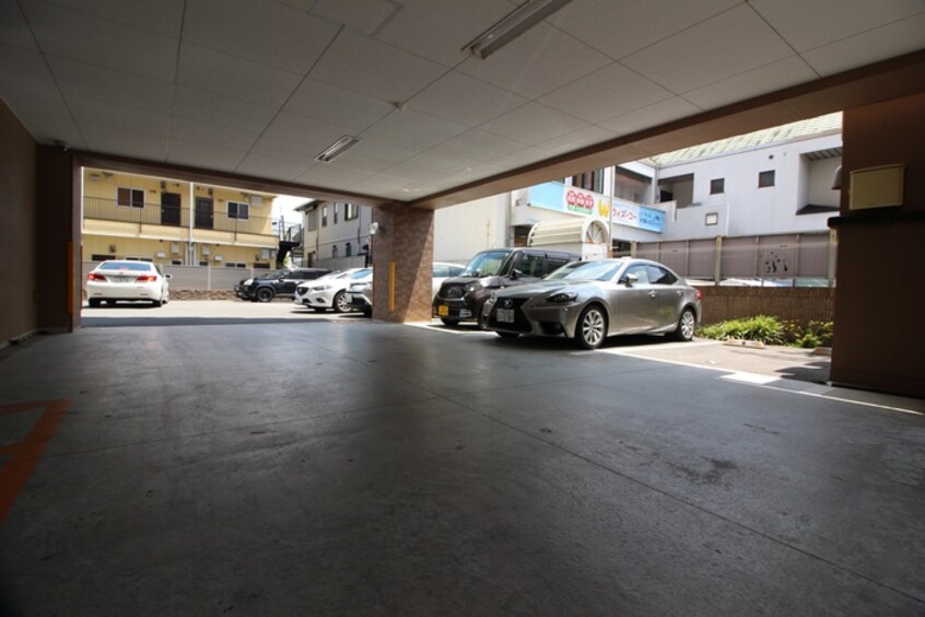 駐車場 ラグ－ザ氏本