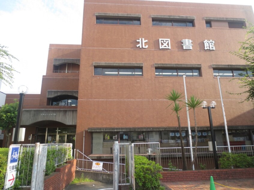 尼崎市立北図書館(図書館)まで280m ＳＱＵＡＲＥ　ＣＯＵＲＴ