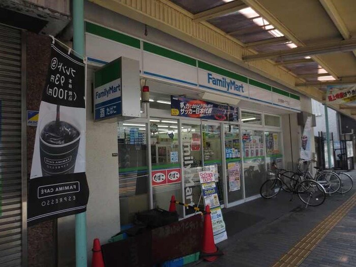 ファミリーマート(コンビニ)まで240m ｶｻ･ﾍﾞﾙﾃﾞ