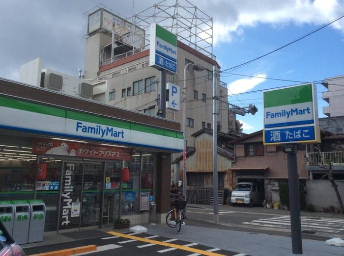 ファミリ－マ－ト(コンビニ)まで823m The Upper House
